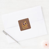 落ちる紅葉で遊ぶ幸せなかわいいサル スクエアシール (封筒)