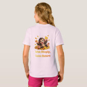 落ちる紅葉で遊ぶ幸せなかわいいサル Tシャツ (裏面フル)