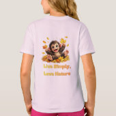 落ちる紅葉で遊ぶ幸せなかわいいサル Tシャツ (裏面)