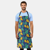 落ちる緑と黄葉色のパターン エプロン (着用した状態)