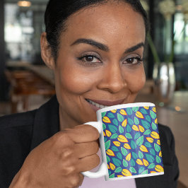 落ちる緑と黄葉色のパターン ツートーンマグカップ