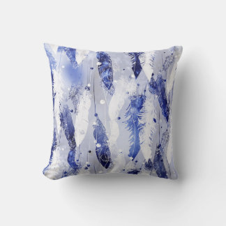 落ちる羽毛:水色の青いパターン。 クッション