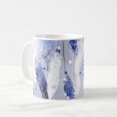 落ちる羽毛:水色の青いパターン。 コーヒーマグカップ (正面左)