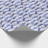 落ちる羽毛：水色の青いパターン。 ラッピングペーパー (角)