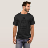 落ち保着いてトミー・シェルビーに黒のPriを任せる Tシャツ (正面フル)