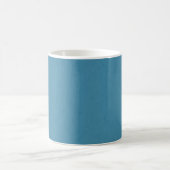 落ち着いたシンプルな青いリネン質感の背景 コーヒーマグカップ (中央)