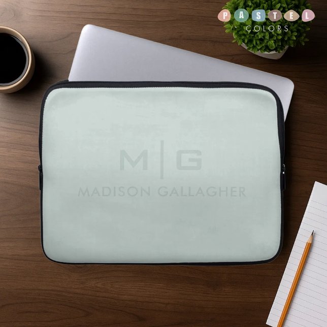 落ち着いたソフトなライトグリーンの色 ラップトップスリーブ (Solid Soft Light Pastel Sage Moss Green Color Laptop Sleeve
)
