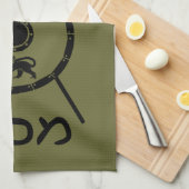落ち着いたマカビーの盾と槍 キッチンタオル (四つ折り)