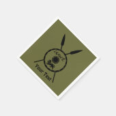 落ち着いたマカビーの盾と槍 スタンダードカクテルナプキン (角)