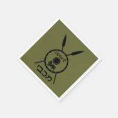 落ち着いたマカビーの盾と槍 スタンダードカクテルナプキン (角)