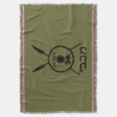 落ち着いたマカビーの盾と槍 スローブランケット (正面縦)