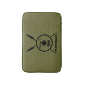 落ち着いたマカビーの盾と槍 バスマット (正面縦)