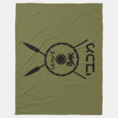 落ち着いたマカビーの盾と槍 フリースブランケット (正面)