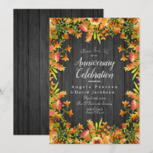 落ち着いた木材に秋の水彩花