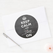 「落ち着いてパーティを続けよう」チョークボード風ユーモアホリデー ラウンドシール (封筒)