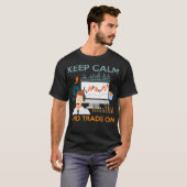 落ち着いて取引を続ける 面白い金融 株式トレード Tシャツ (正面フル)