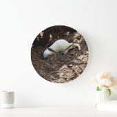 落ち着きのない空腹：白いミーアカット食事を掘る ラージ壁時計 (ホーム)