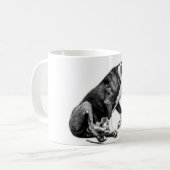 落ち着く – ほぼ着席した犬小屋 コーヒーマグカップ (正面左)