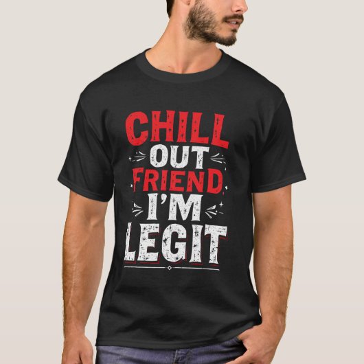 落ち着けって友よ、俺は本物だぜ 大胆な主張 Tシャツ (正面)