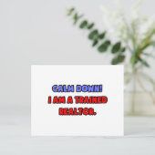 落ち着け…私は訓練された不動産仲介業者 ポストカード (スタンド正面)