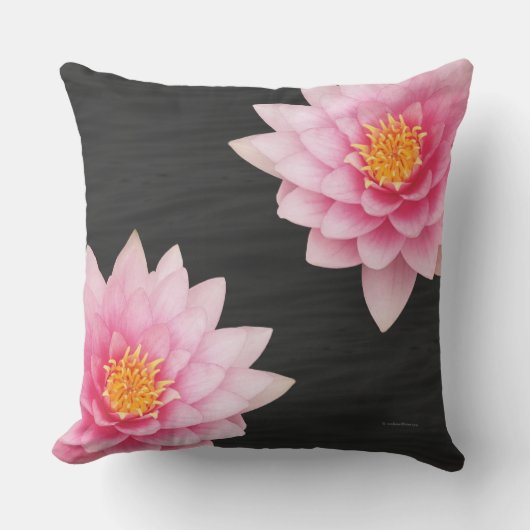 落ち着エレガントく浮きピンクの蓮の花 クッション (正面)