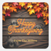 落ち葉が敷き詰められた素朴な木の板の上に、ハッピーサンクスギビング スクエアシール (正面)