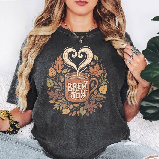 落ち葉とコーヒーマグ 秋のデザイン Tシャツ