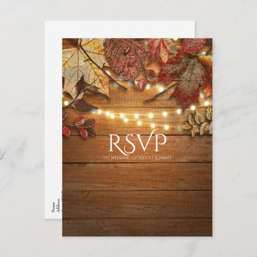 落ち葉とストリングライトが飾られた素朴な木のRSVP インビテーションポストカード (正面/裏面)