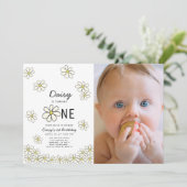 落下するデイジー白いフローラ写真1st誕生日 招待状 (スタンド正面)