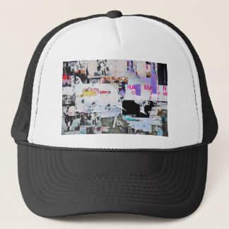 落書きの壁のBanksyのスタイルによって引き裂かれる紙 キャップ