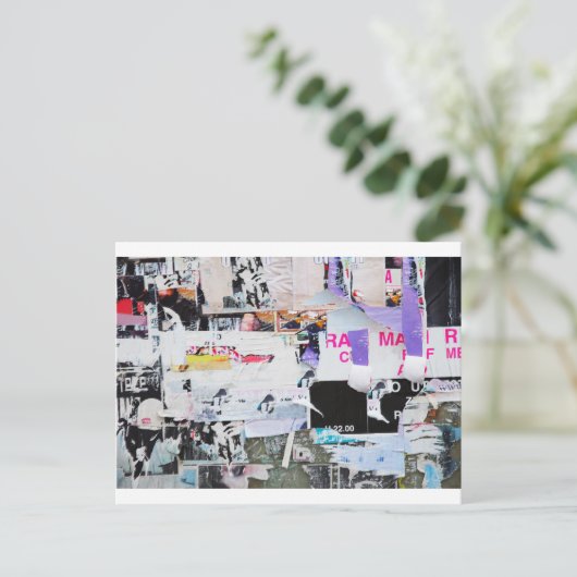 落書きの壁のBanksyのスタイルによって引き裂かれる紙 ポストカード (スタンド正面)