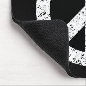 落書きステンシルピースのシンボル – 黒の上に白 マウスパッド (コーナー)