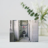 落書き付きの老朽化したバスルーム ポストカード (スタンド正面)