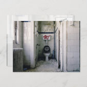 落書き付きの老朽化したバスルーム ポストカード (正面/裏面)