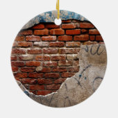 落書き入りセメント壁の下の赤れんが セラミックオーナメント (裏面)