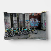 落書き壁の前のバイク アクセサリーポーチ (裏面)