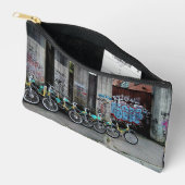 落書き壁の前のバイク アクセサリーポーチ (見開き)