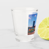 落書き壁の後ろの高層。 ショットグラス (左)