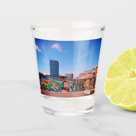 落書き壁の後ろの高層。 ショットグラス