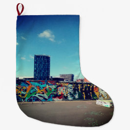落書き壁の後ろの高層 ラージクリスマスストッキング