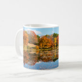 落葉樹に囲まカラフルれた池 コーヒーマグカップ (正面左)