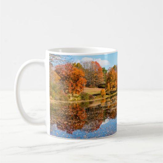 落葉樹に囲まカラフルれた池 コーヒーマグカップ (左)