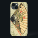 葉および花柄が付いている芸者ファン iPhone 13ケース<br><div class="desc">この美しいプリントに浮遊葉の背景に対して顕著に特色になる芸者ファンがあります。 ファンにまたそれの美しく、スタイリッシュな花柄があります。 アジア芸術のファンはコレクションにこれを加えるべきです!</div>