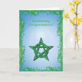 葉が多い林間の空地の異教のなHandfastingのお祝い カード (黄色い花)