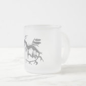 葉が多い海のドラゴンの化石 フロストグラスマグカップ (正面右)