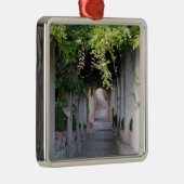 葉が覆われた歩道（スペイン） メタルオーナメント (右)