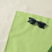 葉っぱに描かれた可愛らしい漫画のラディバグと名前をカスタムする ビーチタオル (インサイチュ)