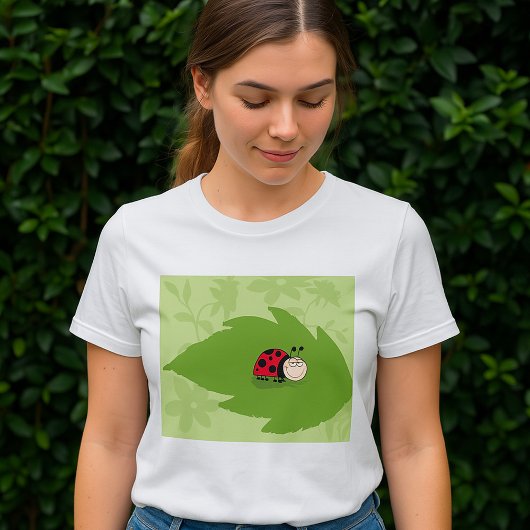 葉っぱの上のてんとう虫 女性用Tシャツ Tシャツ