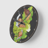 葉っぱの幸せなカタツムリ「カタツムリ生活」 ラウンド壁時計 (傾斜)