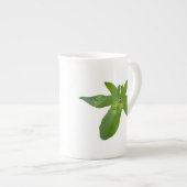 「葉っぱの避難所:ブドウの葉に覆われた小さな緑のカエル」 ボーンチャイナマグカップ (正面右)